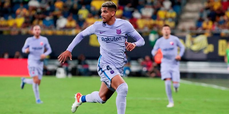 Ronald Araújo gia nhập Rentistas