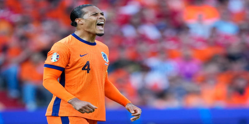 Virgil Van Dijk là đội trường của cả hai đội bóng Hà Lan và Liverpool