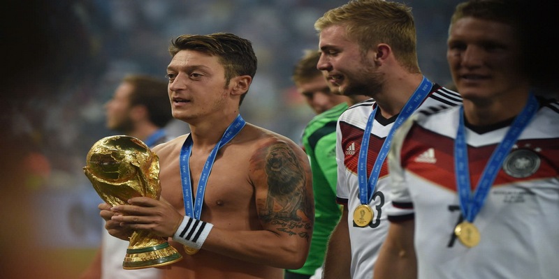 Chiếc cúp vàng World Cup 2014 có ý nghĩa vô cùng lớn với Mesut Ozil